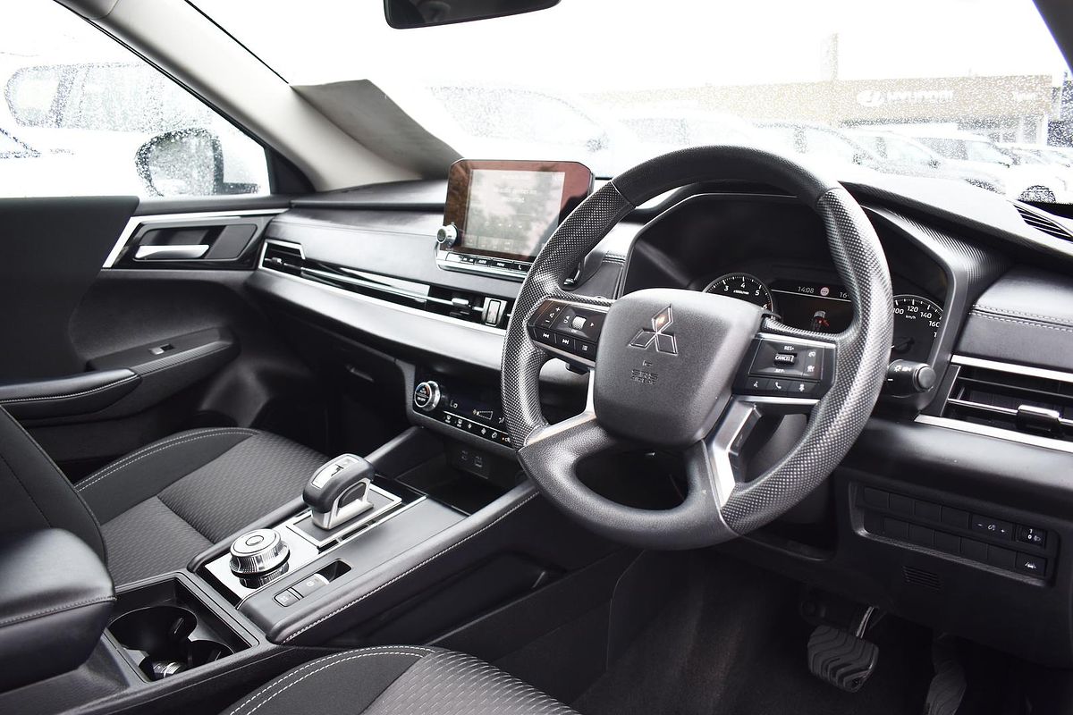 2023 Mitsubishi Outlander ES ZM