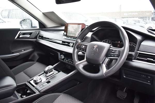 2023 Mitsubishi Outlander ES ZM