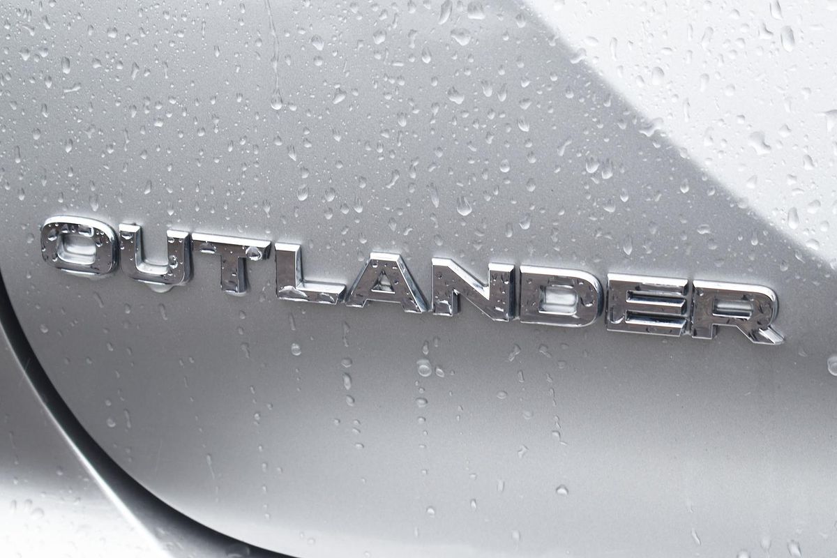 2023 Mitsubishi Outlander ES ZM