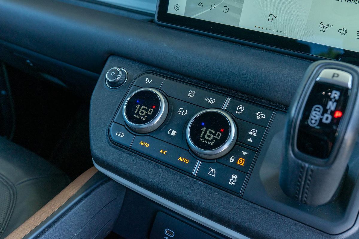 2021 Land Rover Defender 90 P400 HSE L663