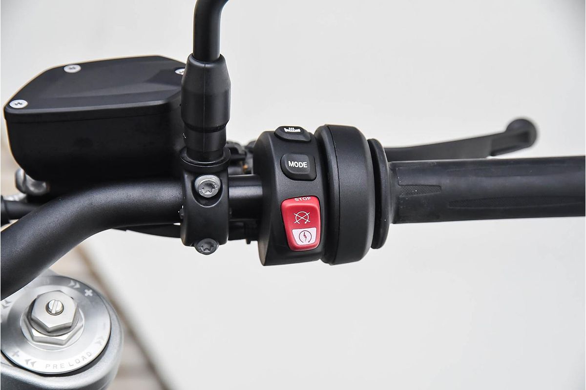 2025 BMW F 900 R Triple Black F 900