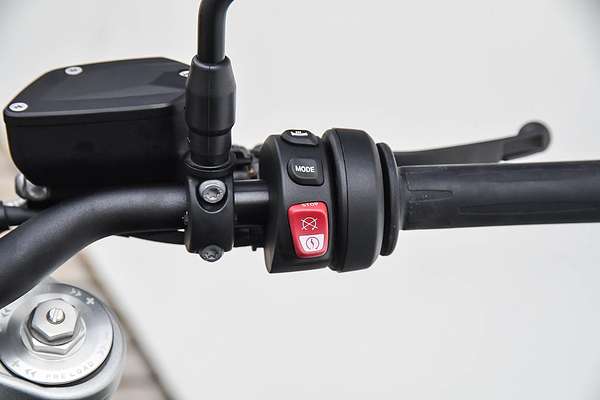 2025 BMW F 900 R Triple Black F 900