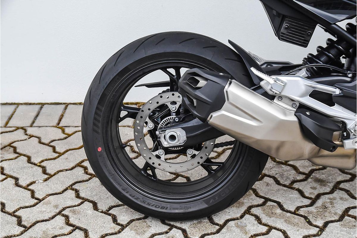 2025 BMW F 900 R Triple Black F 900