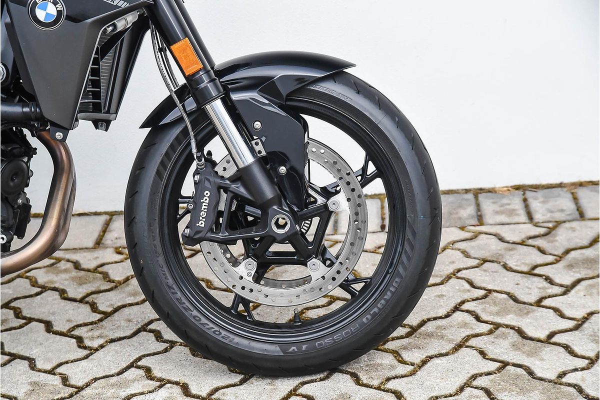 2025 BMW F 900 R Triple Black F 900