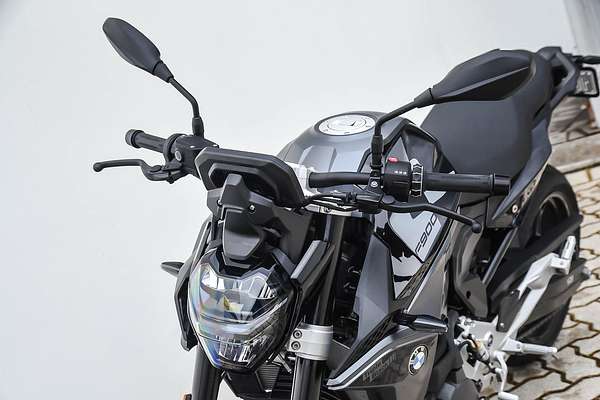 2025 BMW F 900 R Triple Black F 900