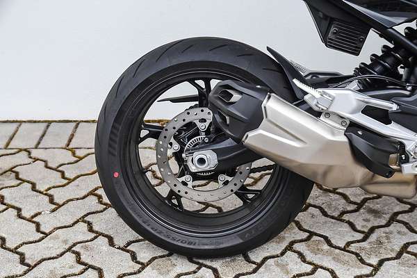 2025 BMW F 900 R Triple Black F 900