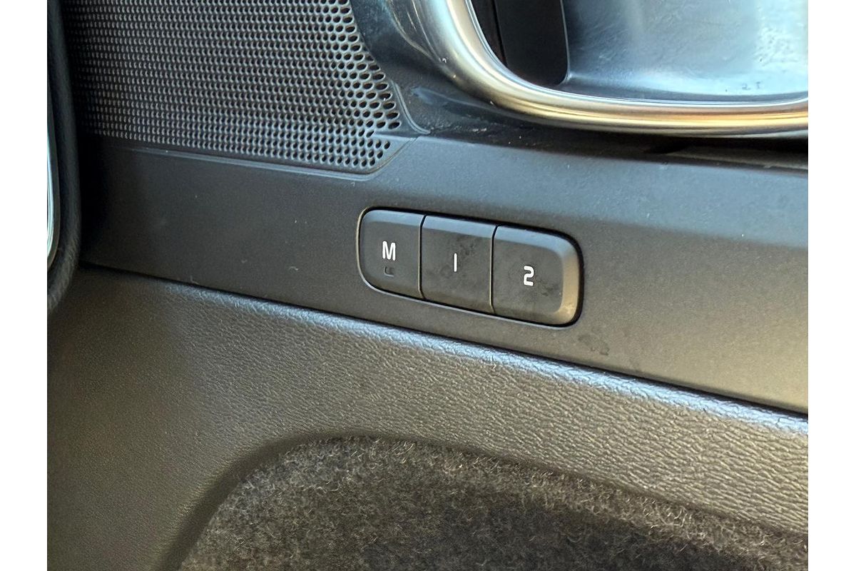 2021 Volvo XC40 T4 Momentum