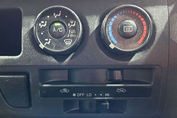 2013 Toyota Hiace Commuter TRH223R ELWB High Roof