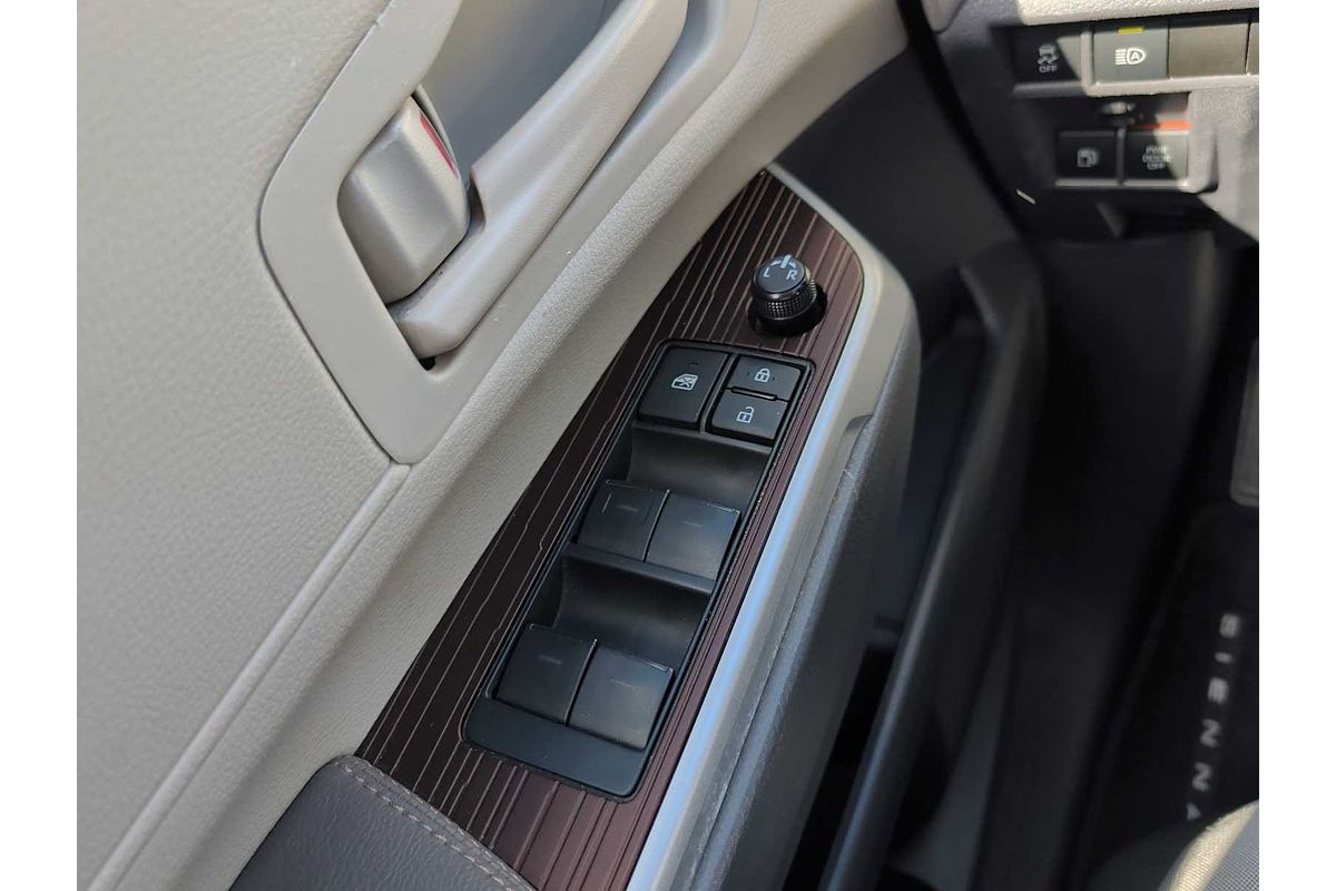 2022 Toyota SIENNA LE