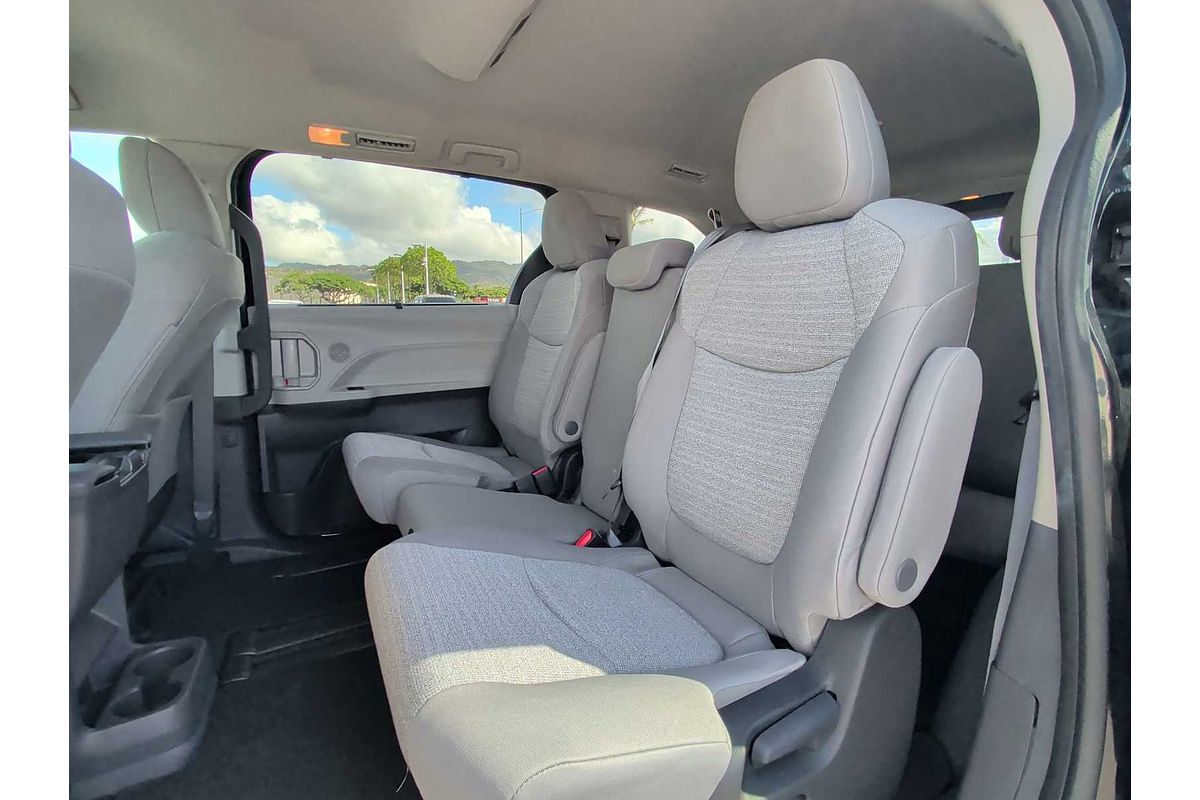 2022 Toyota SIENNA LE