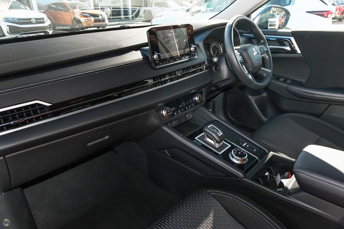 2025 Mitsubishi Outlander ES ZM