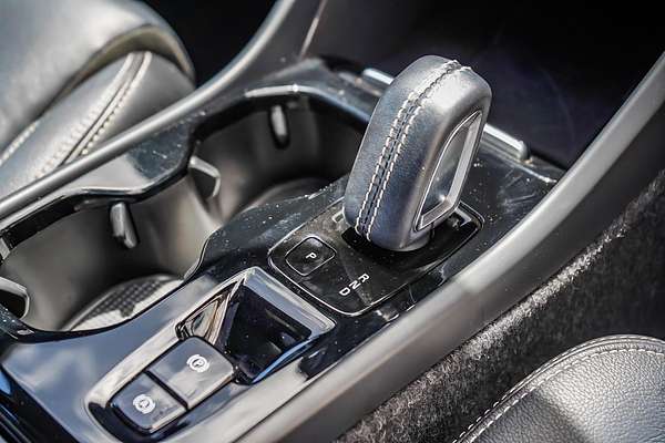 2021 Volvo XC40 T5 R-DESIGN (AWD) 536 MY21