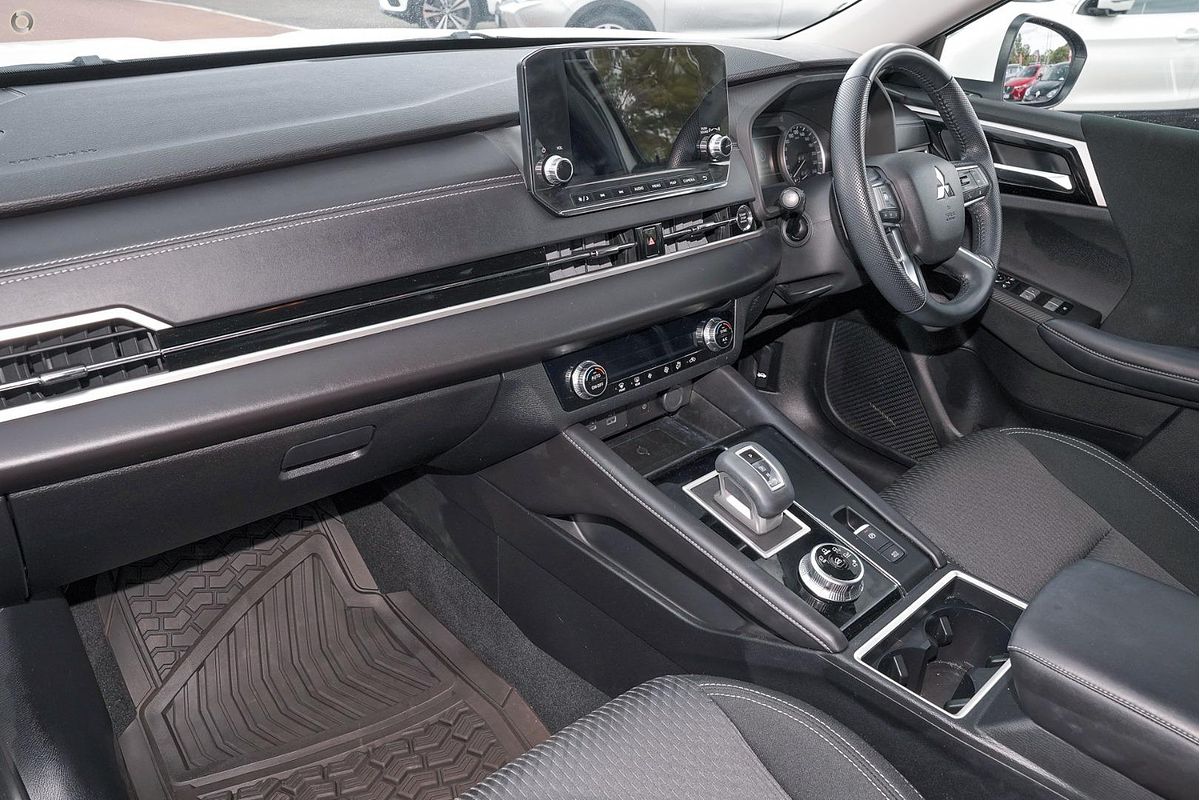 2025 Mitsubishi Outlander LS ZM