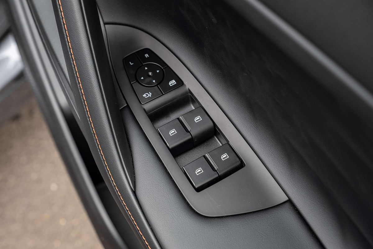 2025 MG HS Essence AS33