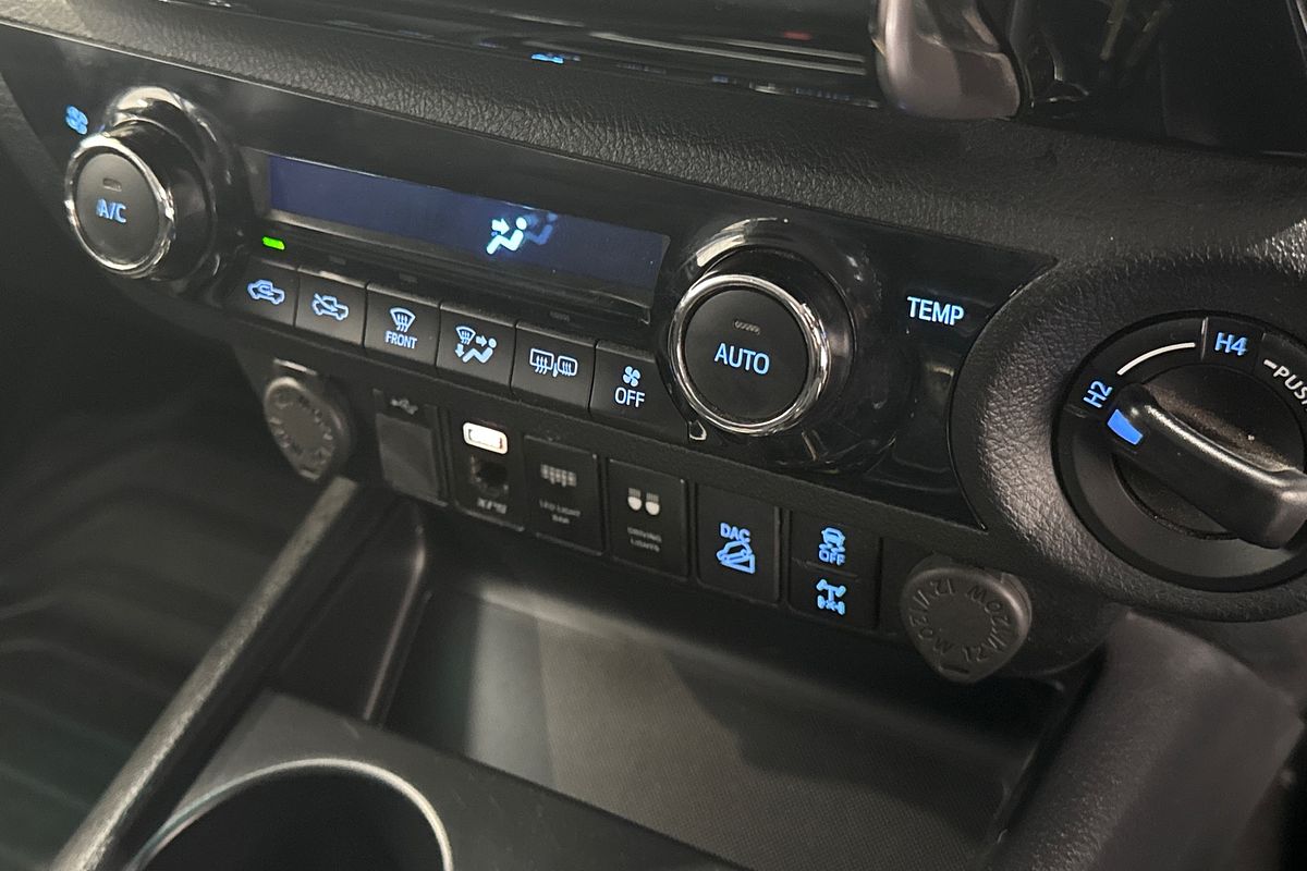 2020 Toyota Hilux SR5 (4x4) GUN126R FACELIFT 4X4