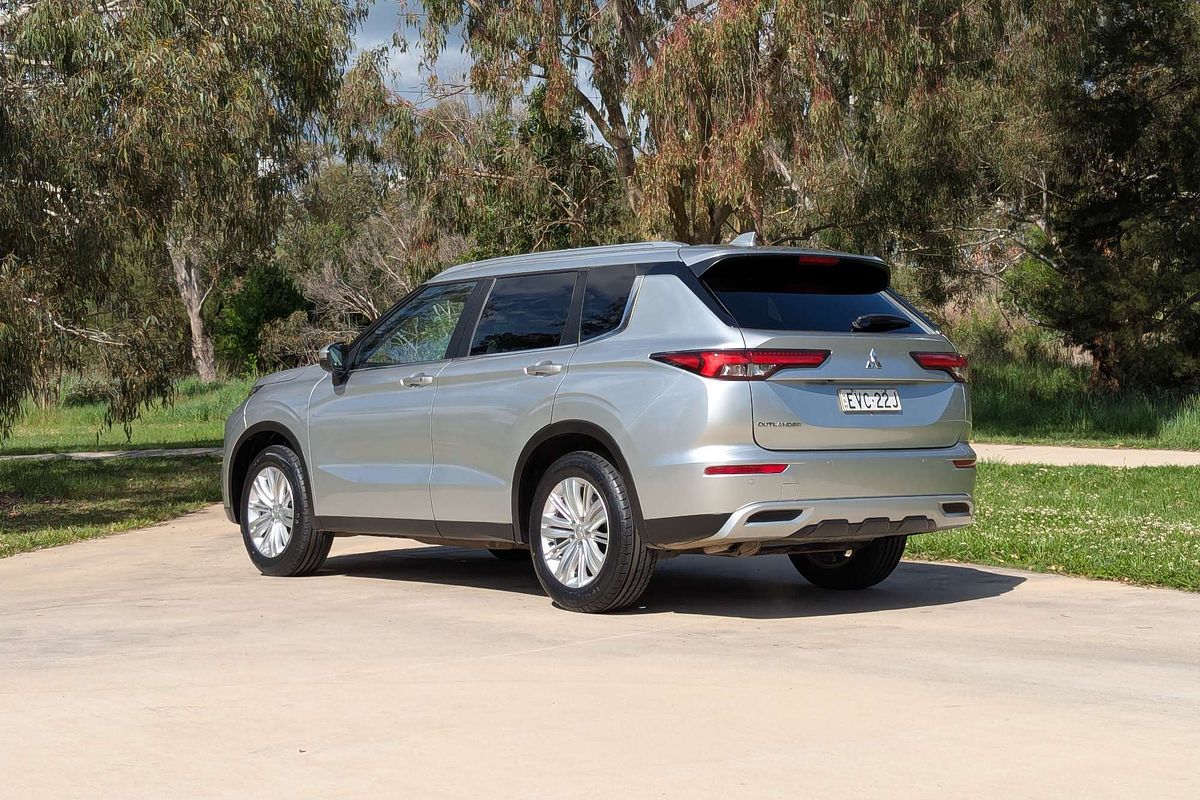 2022 Mitsubishi Outlander LS ZM