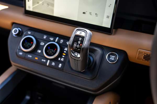 2025 Land Rover Defender 110 D350 X-Dynamic SE L663