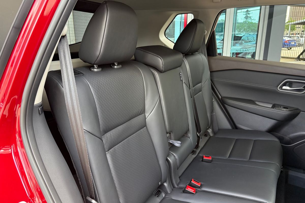 2025 Nissan X-TRAIL ST-L T33