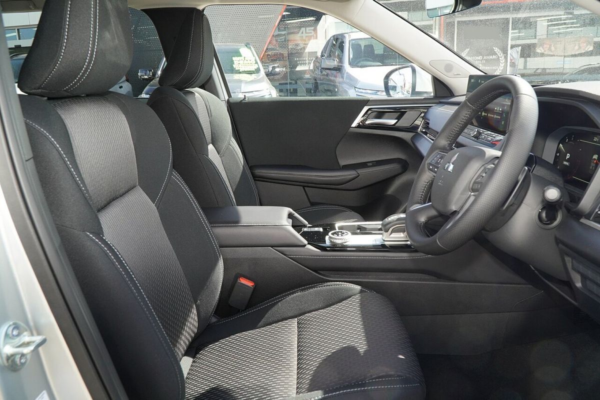 2025 Mitsubishi Outlander LS ZM