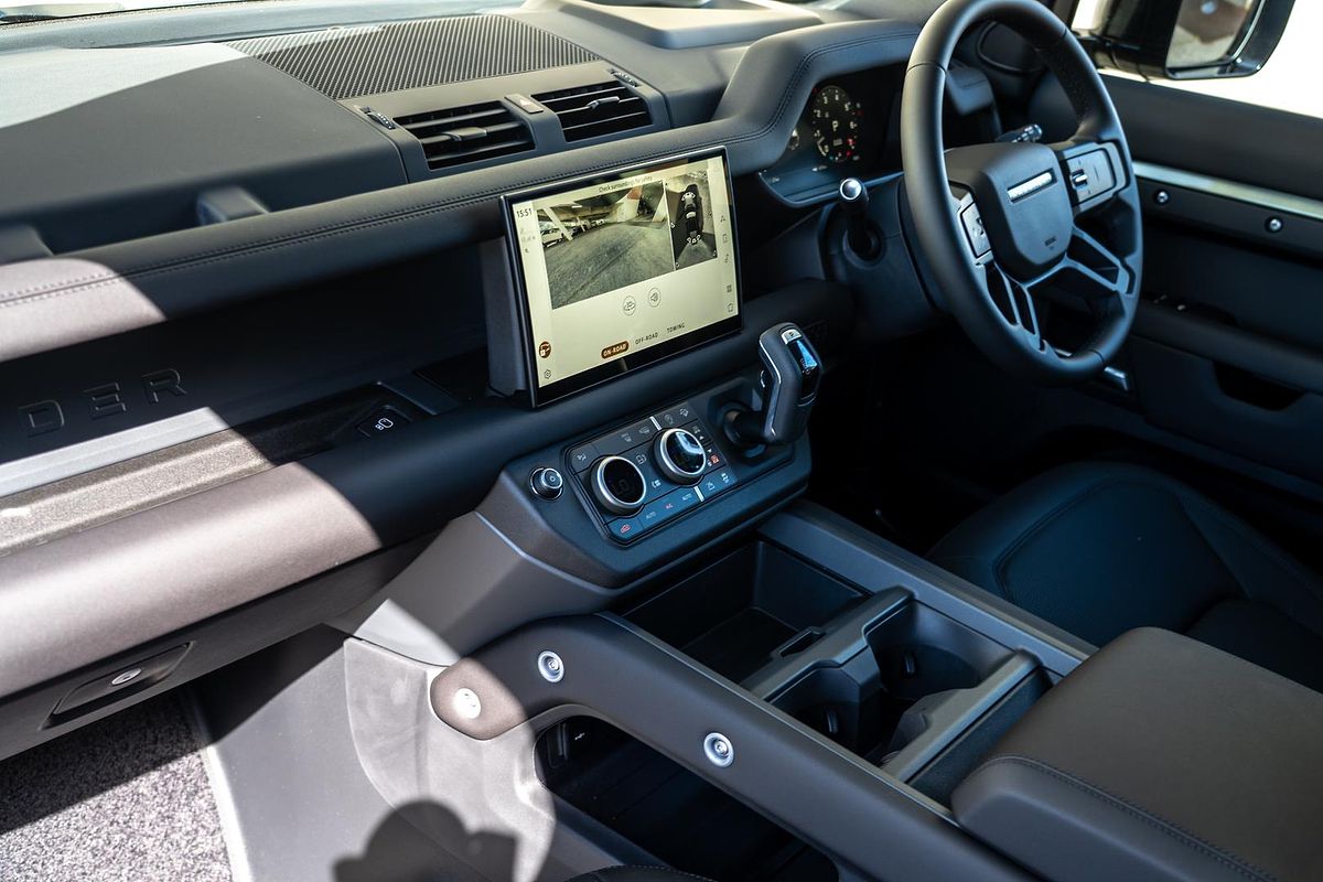 2025 Land Rover Defender 110 P400 X-Dynamic SE L663