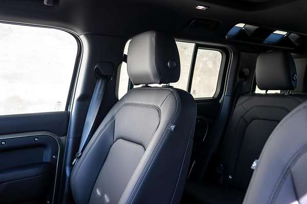 2025 Land Rover Defender 110 P400 X-Dynamic SE L663