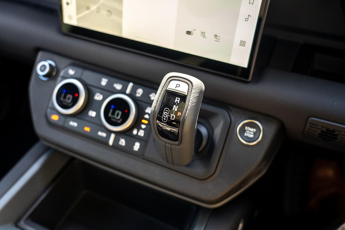 2025 Land Rover Defender 110 P400 X-Dynamic SE L663