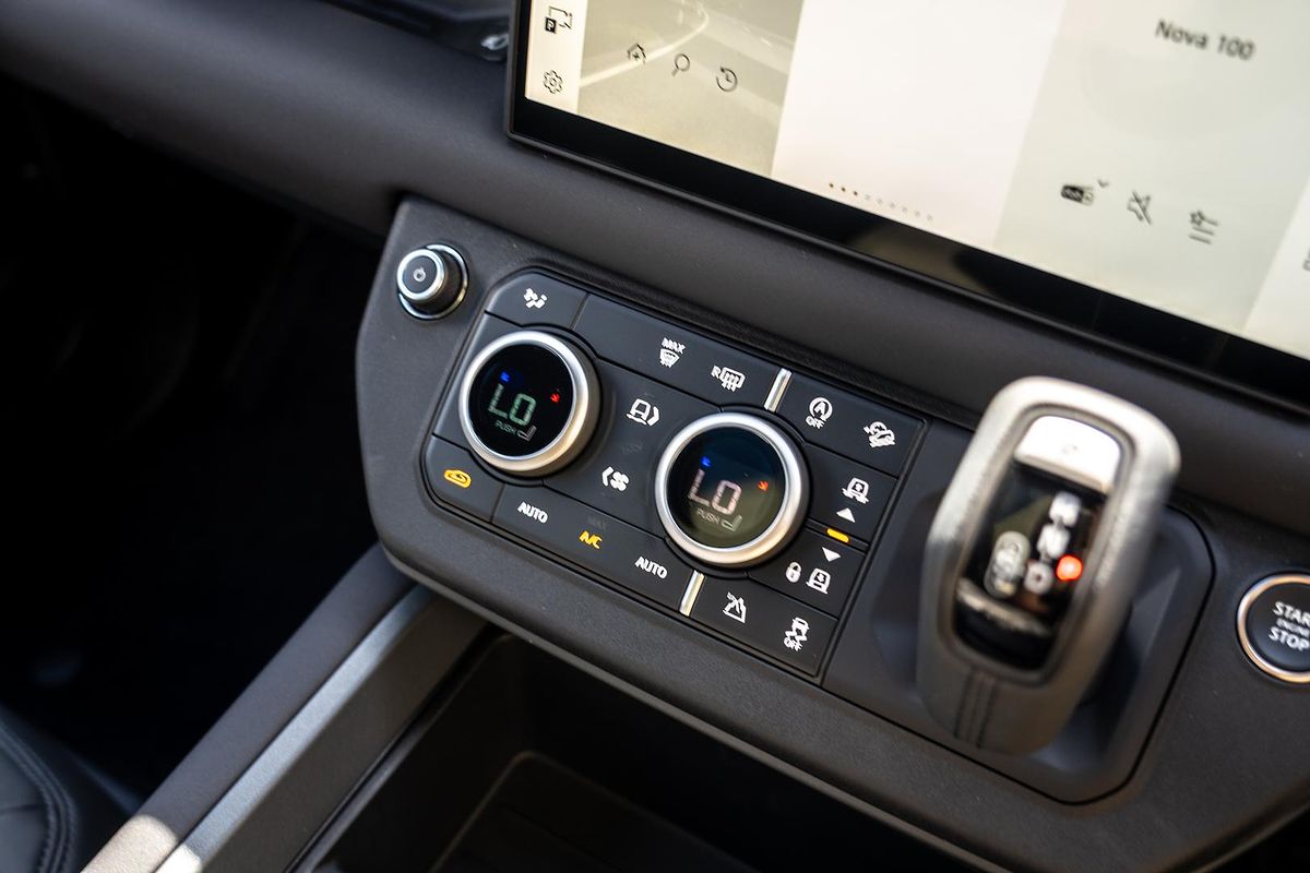 2025 Land Rover Defender 110 P400 X-Dynamic SE L663