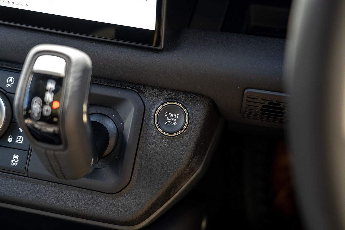 2025 Land Rover Defender 110 P400 X-Dynamic SE L663