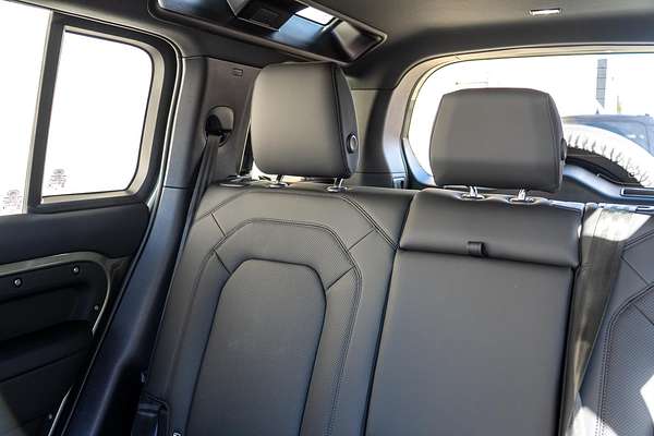2025 Land Rover Defender 110 P400 X-Dynamic SE L663