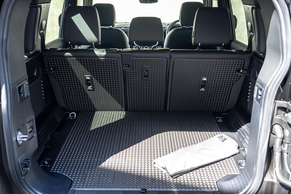 2025 Land Rover Defender 110 P400 X-Dynamic SE L663