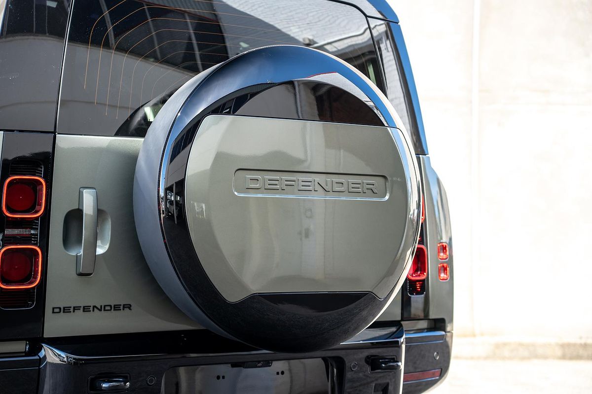 2025 Land Rover Defender 110 P400 X-Dynamic SE L663