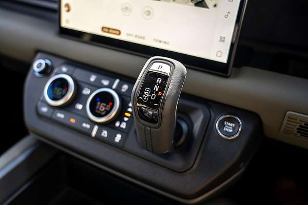 2025 Land Rover Defender 110 D350 X-Dynamic SE L663