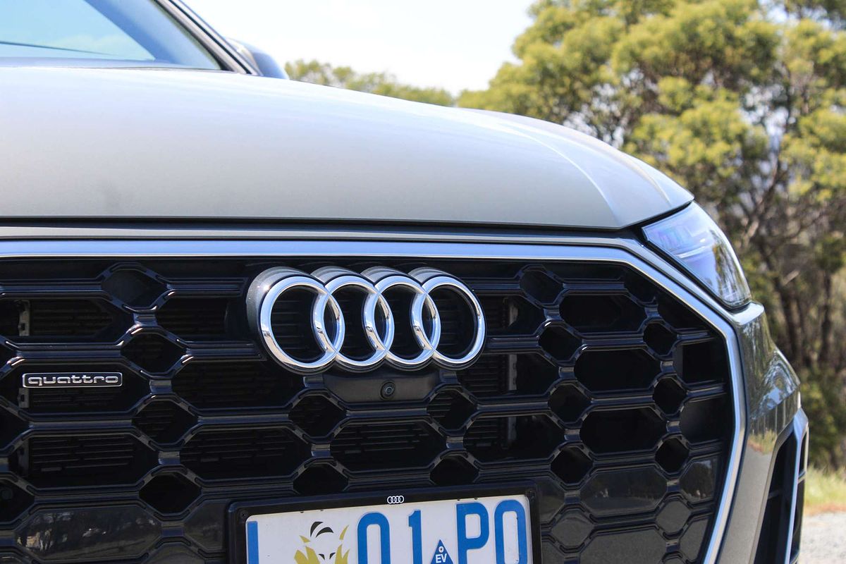 2024 Audi Q5 55 TFSI e S line FY