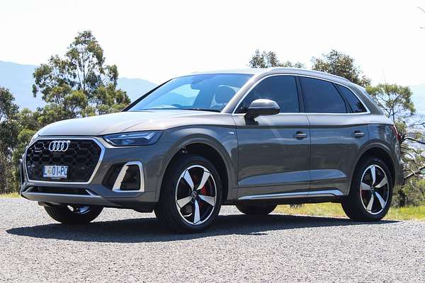 2024 Audi Q5 55 TFSI e S line FY
