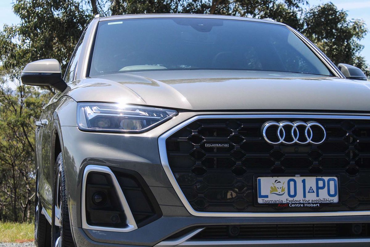 2024 Audi Q5 55 TFSI e S line FY