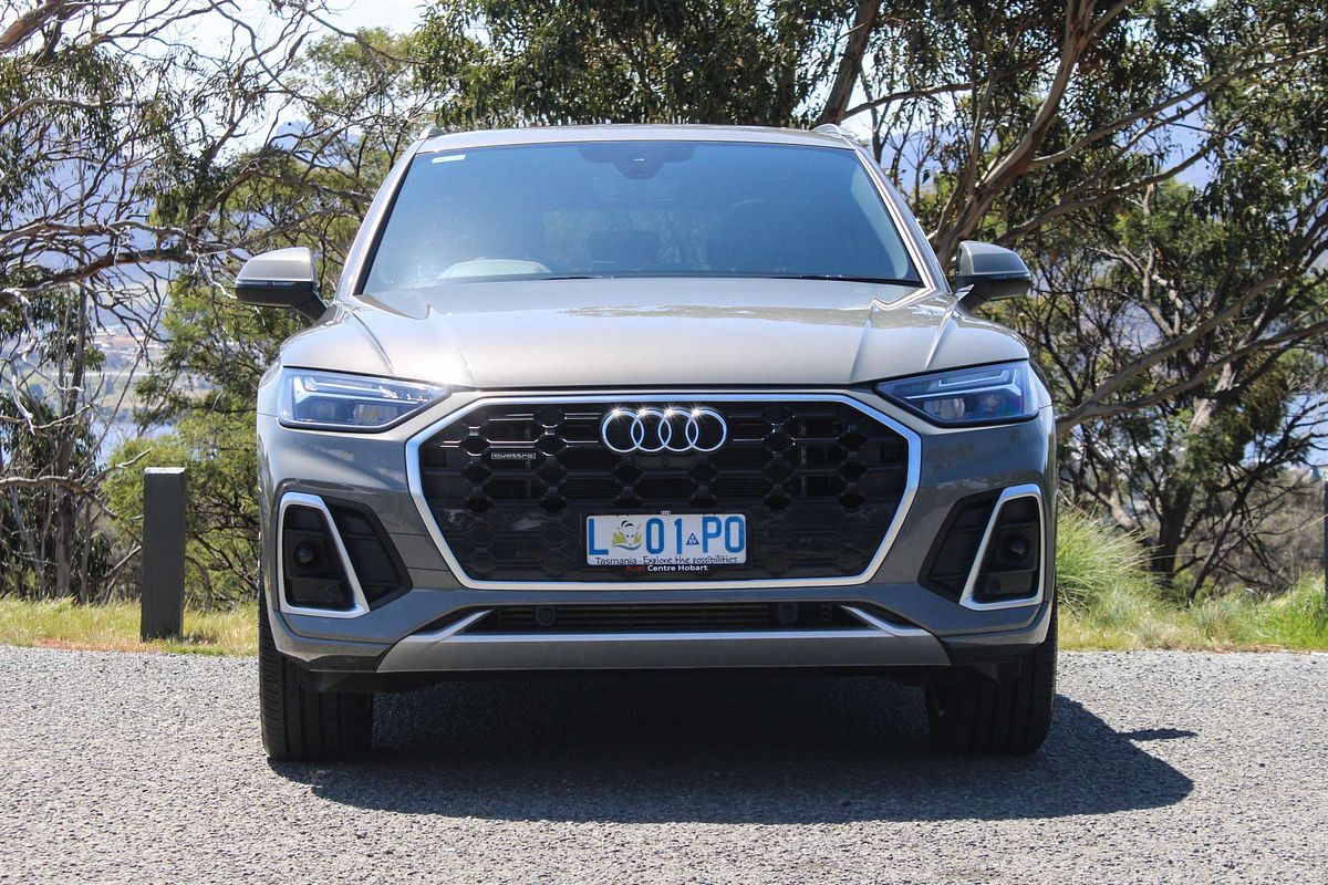 2024 Audi Q5 55 TFSI e S line FY