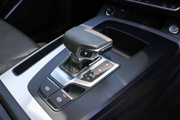 2024 Audi Q5 55 TFSI e S line FY