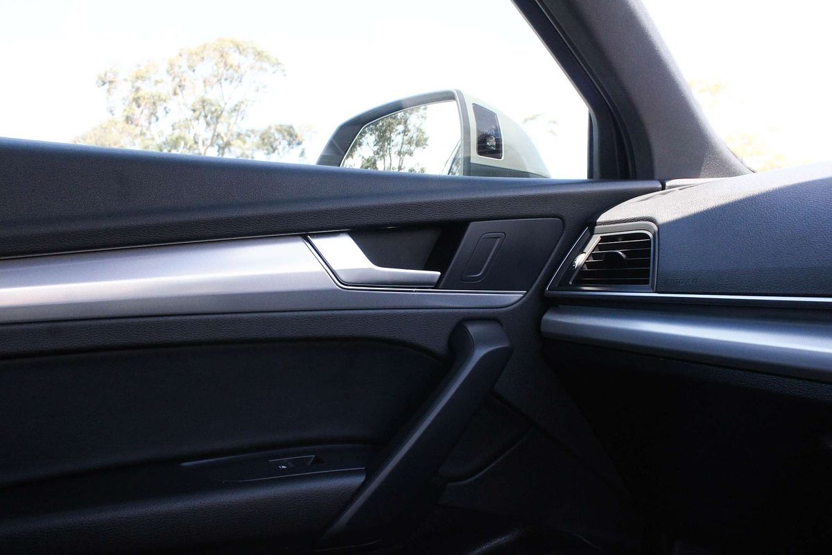 2024 Audi Q5 55 TFSI e S line FY