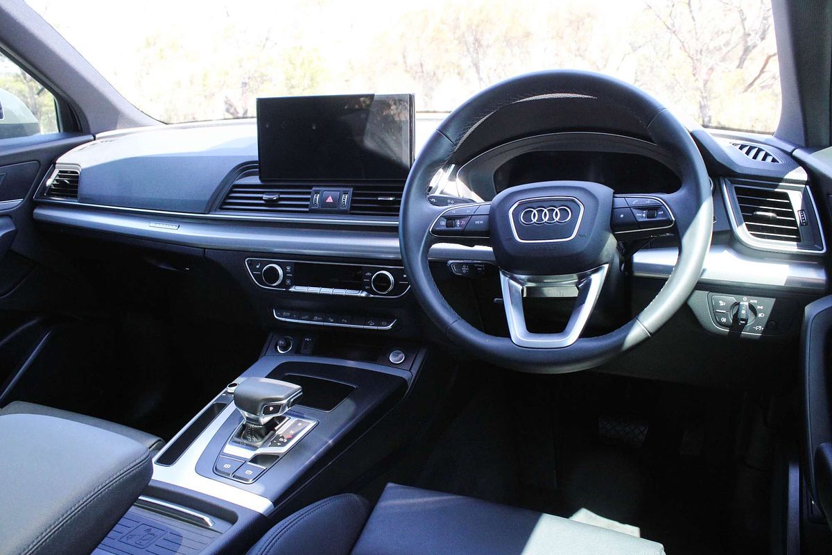 2024 Audi Q5 55 TFSI e S line FY