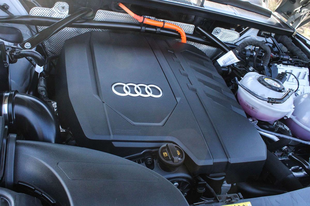 2024 Audi Q5 55 TFSI e S line FY