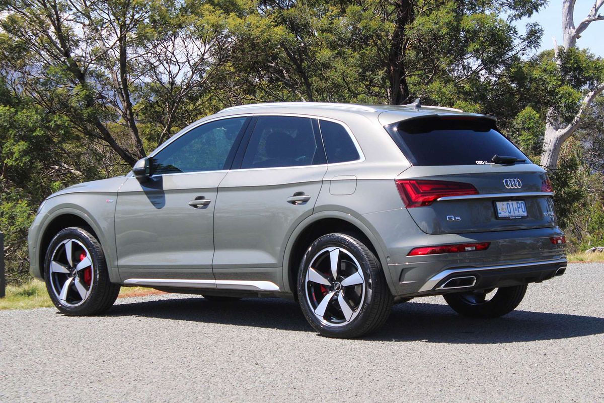 2024 Audi Q5 55 TFSI e S line FY