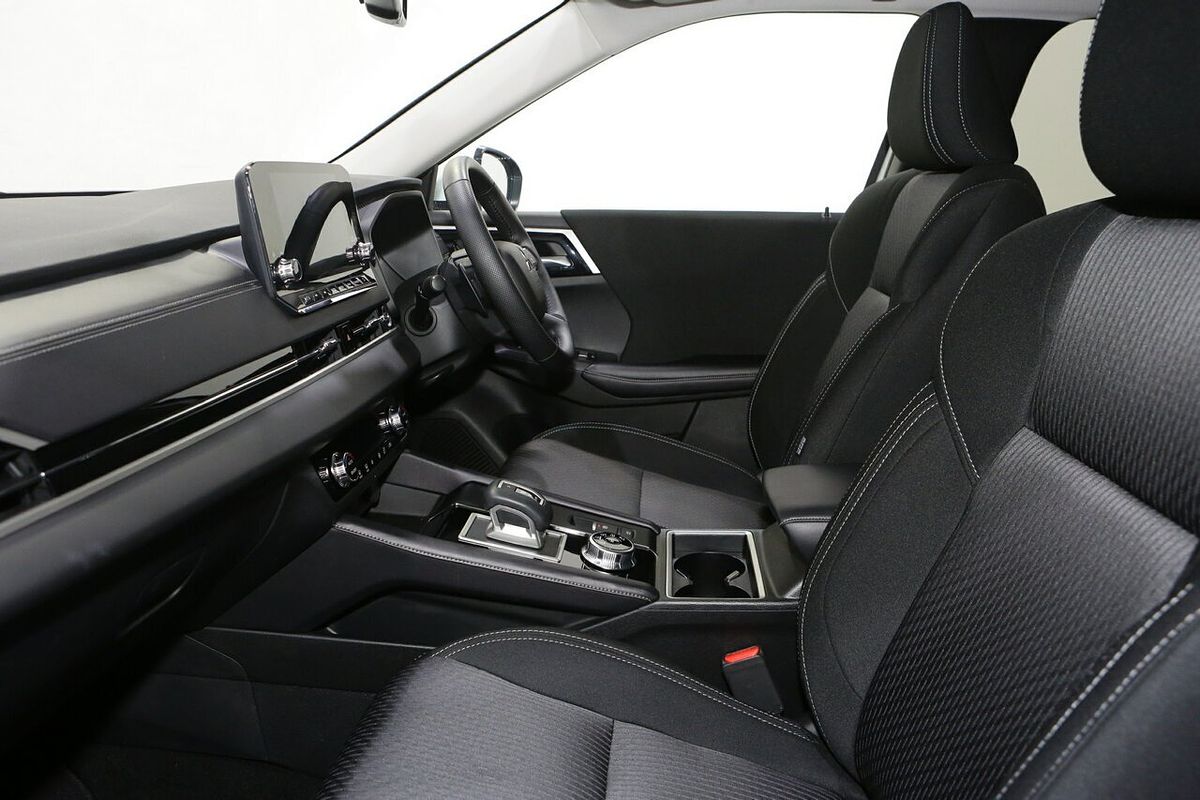 2024 Mitsubishi Outlander LS ZM