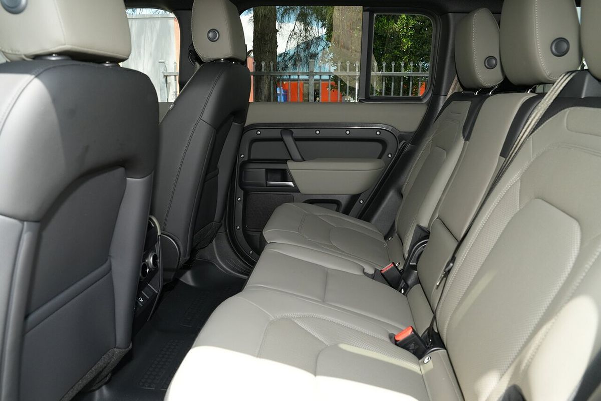 2025 Land Rover Defender 110 P400 S L663