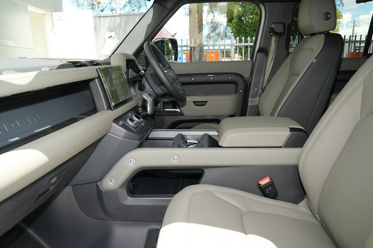 2025 Land Rover Defender 110 P400 S L663