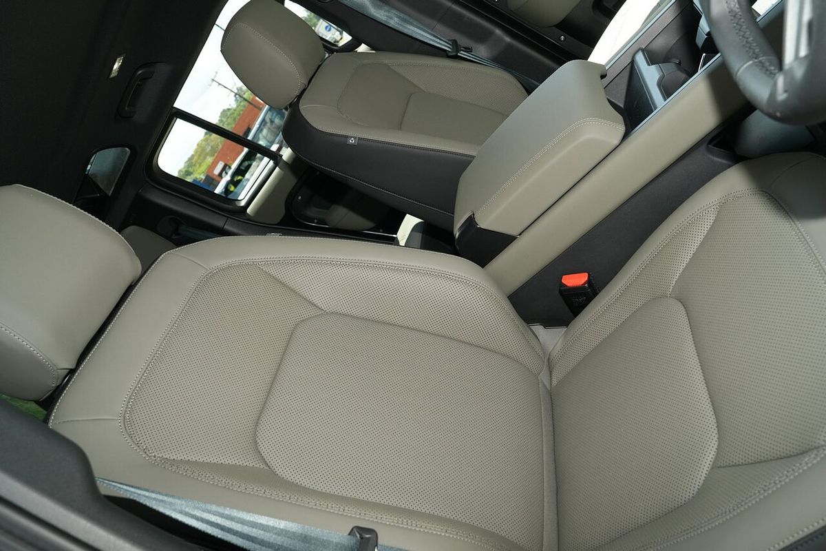 2025 Land Rover Defender 110 P400 S L663