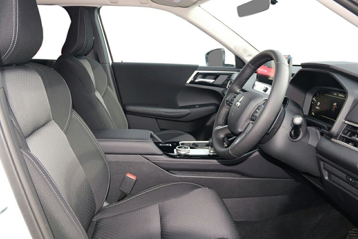 2025 Mitsubishi Outlander LS ZM