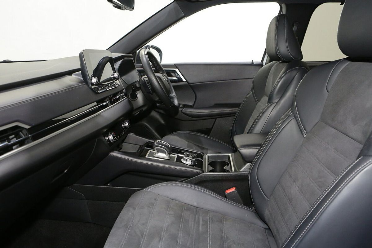 2023 Mitsubishi Outlander LS Black Edition ZM