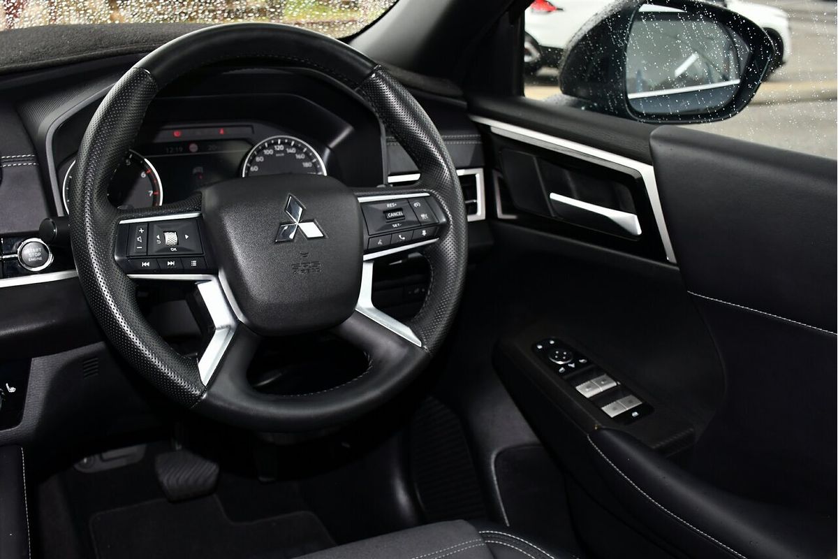 2024 Mitsubishi Outlander Black Edition ZM