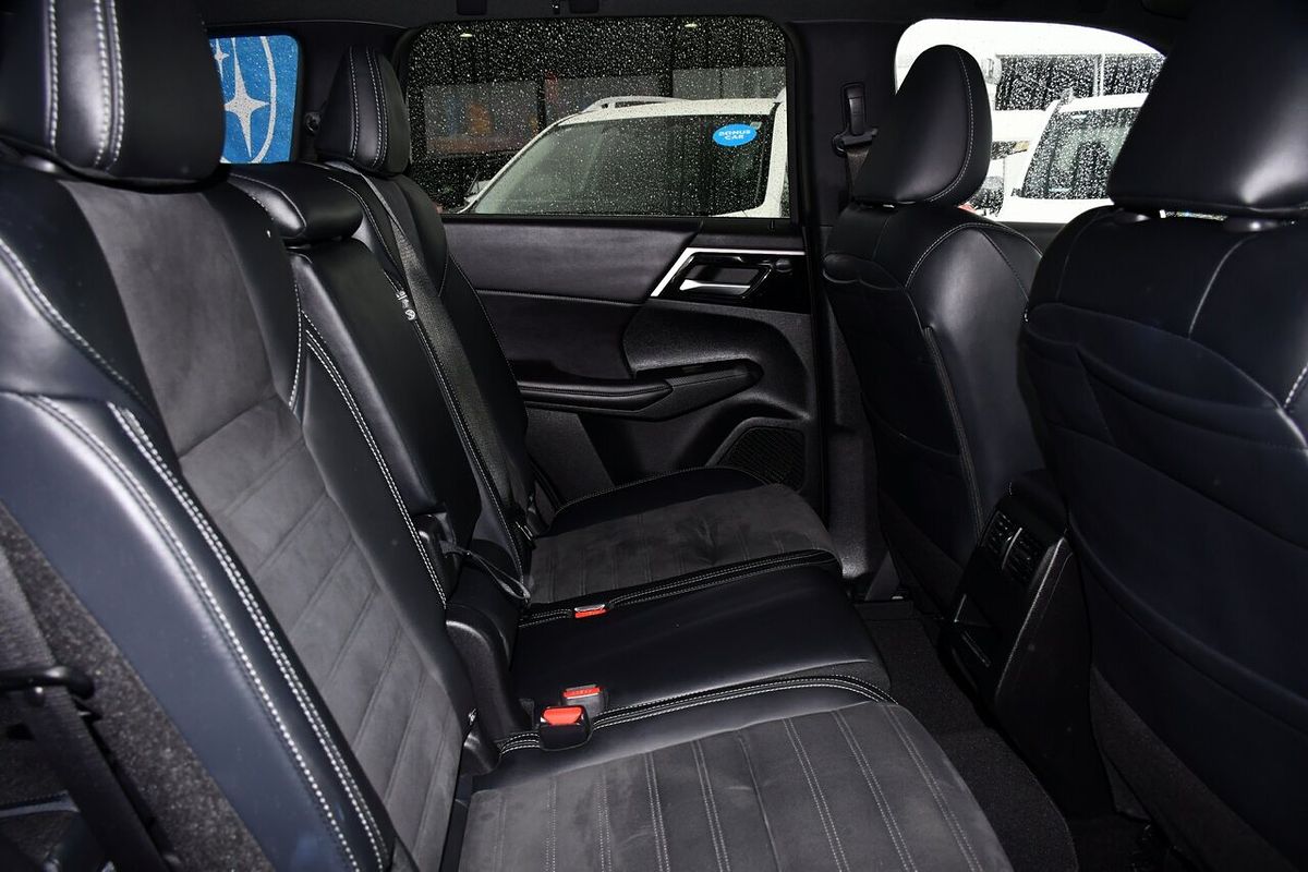 2024 Mitsubishi Outlander Black Edition ZM