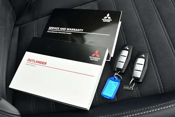 2024 Mitsubishi Outlander Black Edition ZM